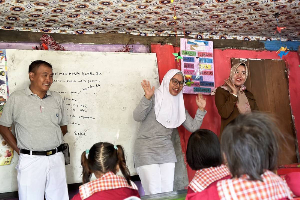 Memperingati Hari Pendidikan Nasional dengan Kunjungan Kasih ke Tiga Sekolah 