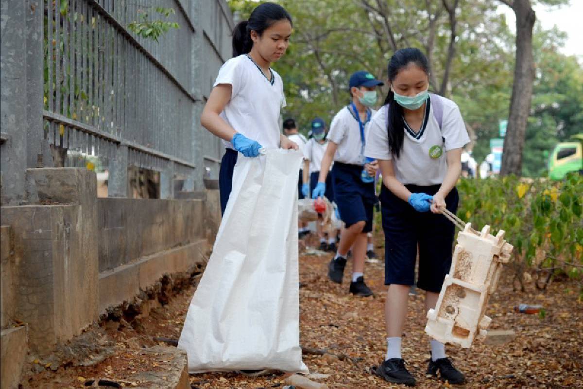 Siswa Tzu Chi Secondary School Bersihkan Lingkungan