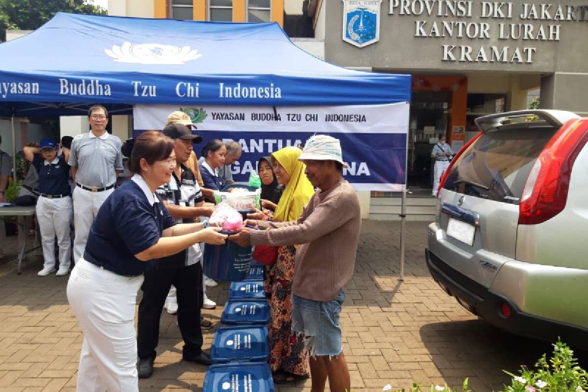 Menguatkan Warga Kramat Pulo, Tzu Chi Salurkan 104 Paket Bantuan Kebakaran