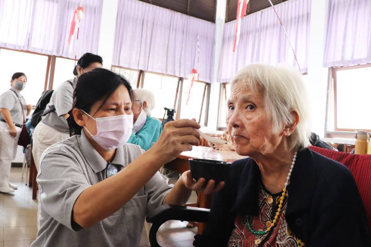 Berbagi Kebahagiaan di Panti Sosial Tresna Werda Narzaret