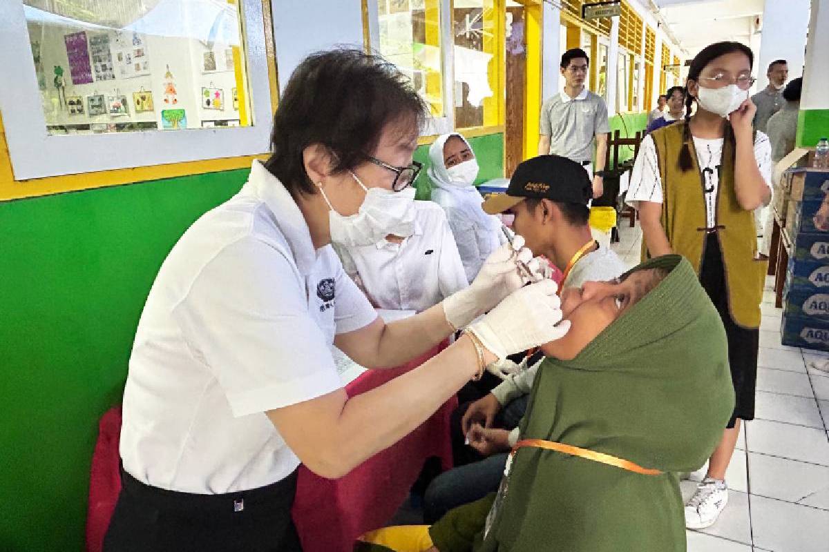 Relawan Tzu Chi Bantu Pemeriksaan Gigi di Jembatan Besi