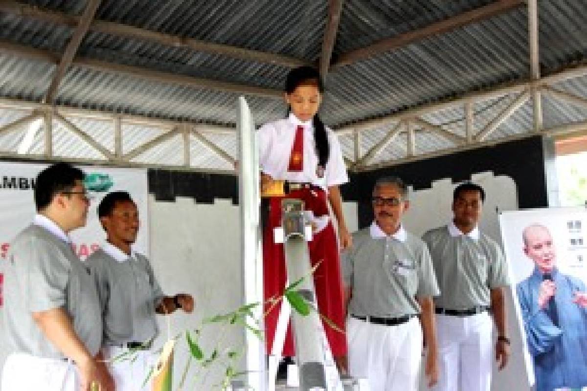 Tekad Berbagi Melalui Penuangan Celengan Bambu