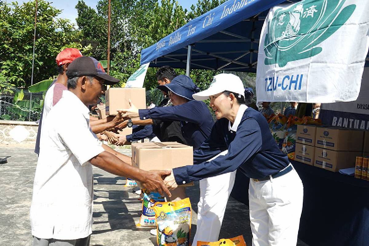 Berbagi di Bulan Suci Ramadhan untuk Warga Kampung Tengah