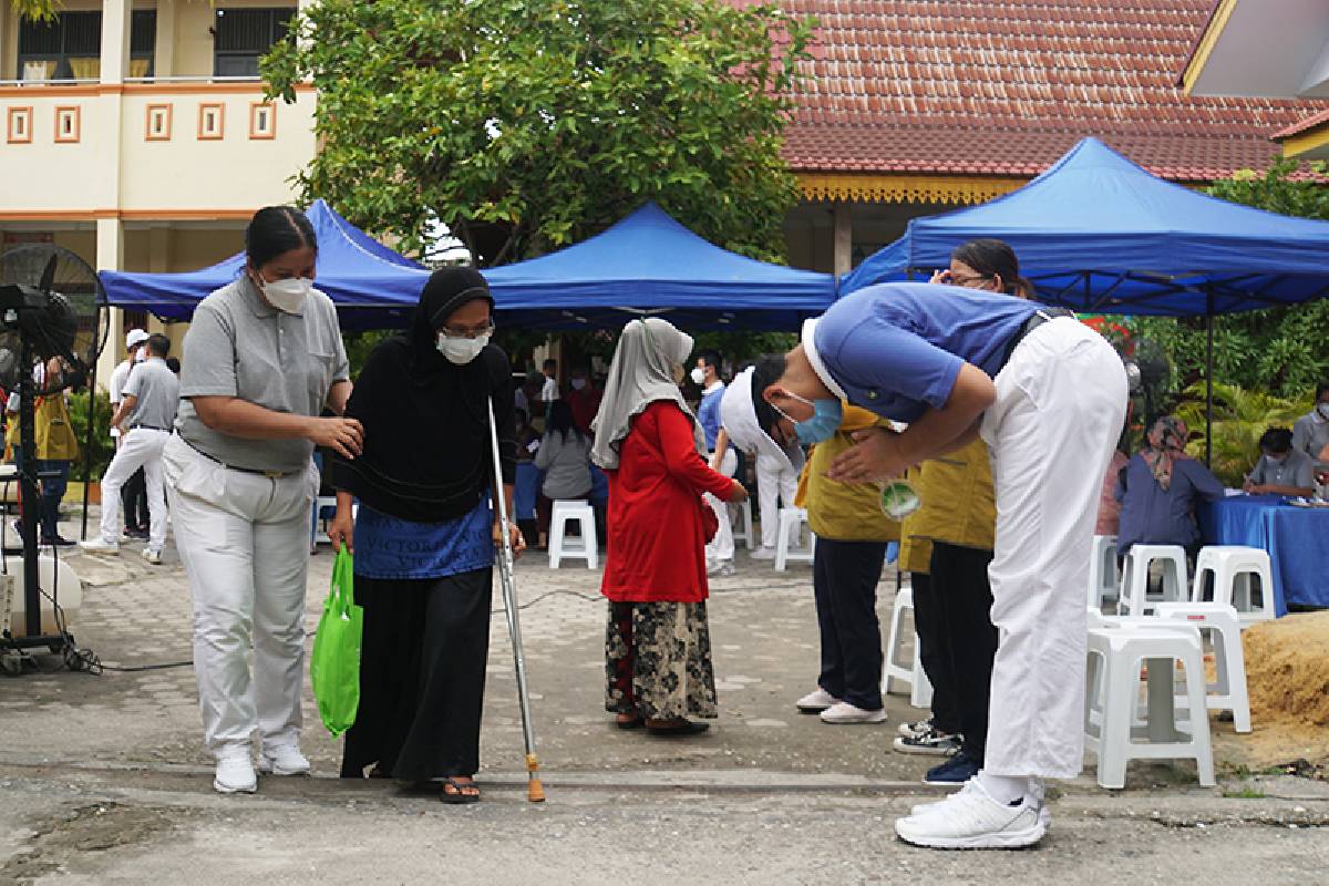 Sumbangsih Muda-Mudi Tzu Chi dalam Baksos Kesehatan Degeneratif