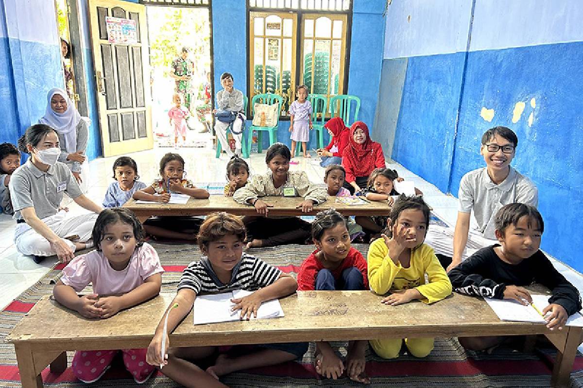 Mengajarkan Calistung (Baca, Tulis, Hitung) di Kampung Gubukan