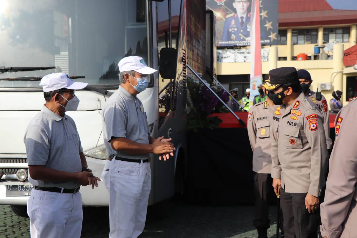 Tzu Chi Bandung Bersama Polda Jabar Bagikan 8.500 Paket Beras