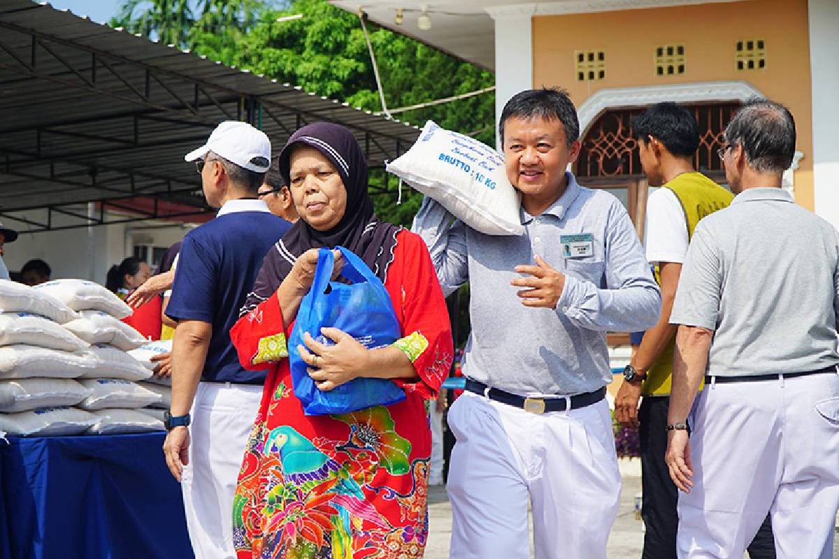 Merajut Cinta Kasih dan Kebersamaan Melalui Pembagian Paket Lebaran di Kota Binjai