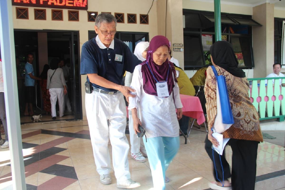 Memberi Perhatian dan Peduli Kesehatan Oma Opa