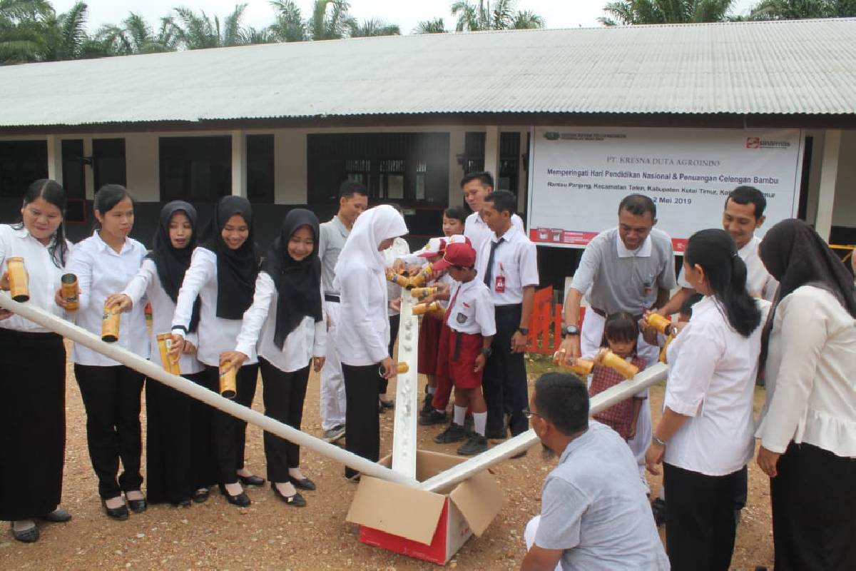 Penuangan Celengan Bambu dalam Peringatan Hari Pendidikan Nasional