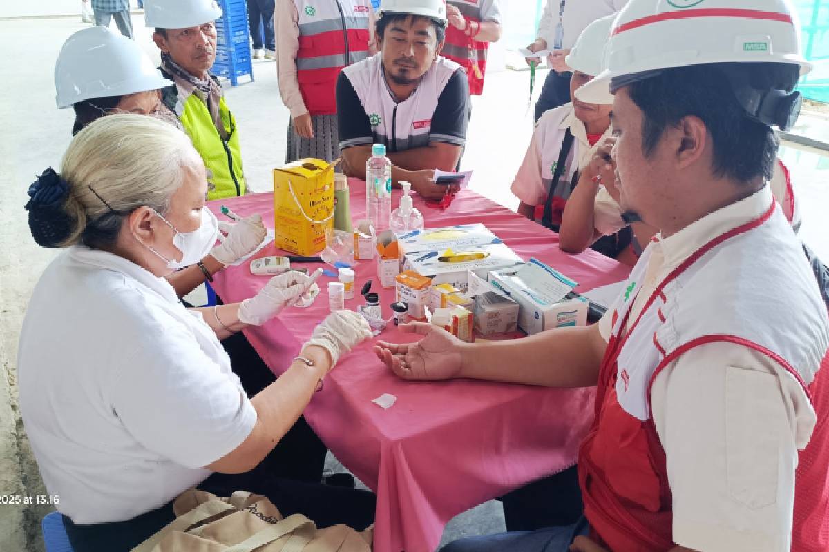 Bakti Sosial untuk Seniman Bangunan di Tzu Chi School PIK 2