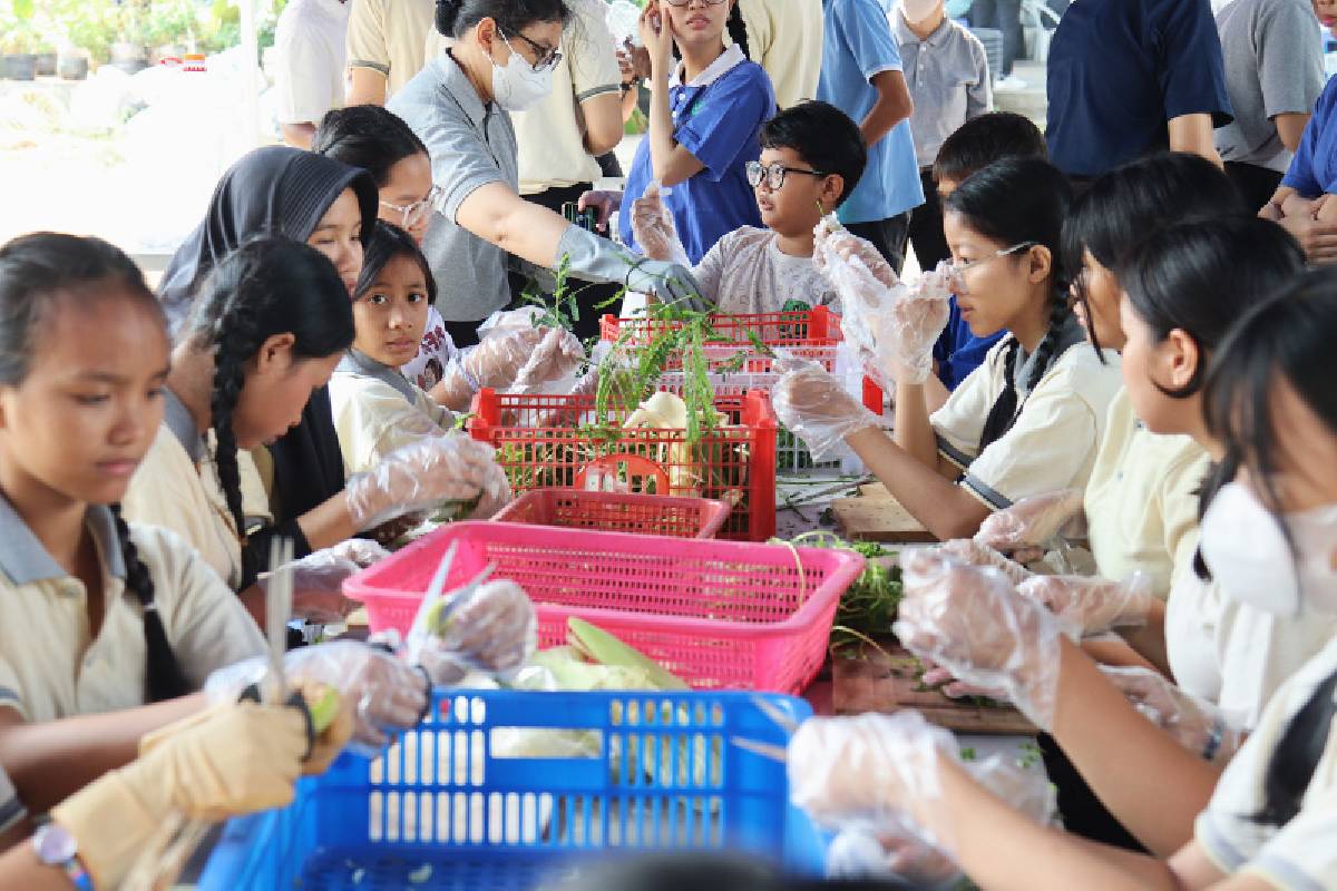 Anak Teratai Belajar Mengolah Sampah Organik melalui Biopori
