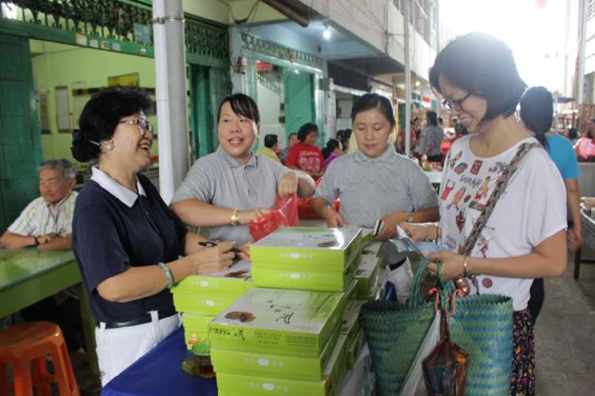 Bazar Kue Bulan di  Aceh