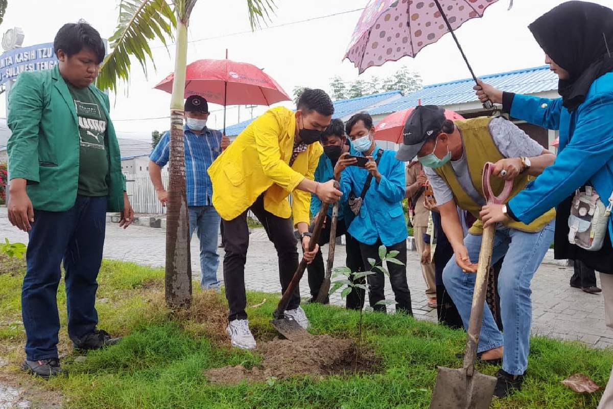 Penanaman Pohon di Perumahan Cinta Kasih Tzu Chi Tadulako