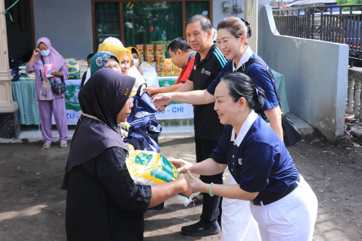 Dari Hati untuk Sesama, 1.500 Paket Lebaran Hangatkan Warga Surabaya