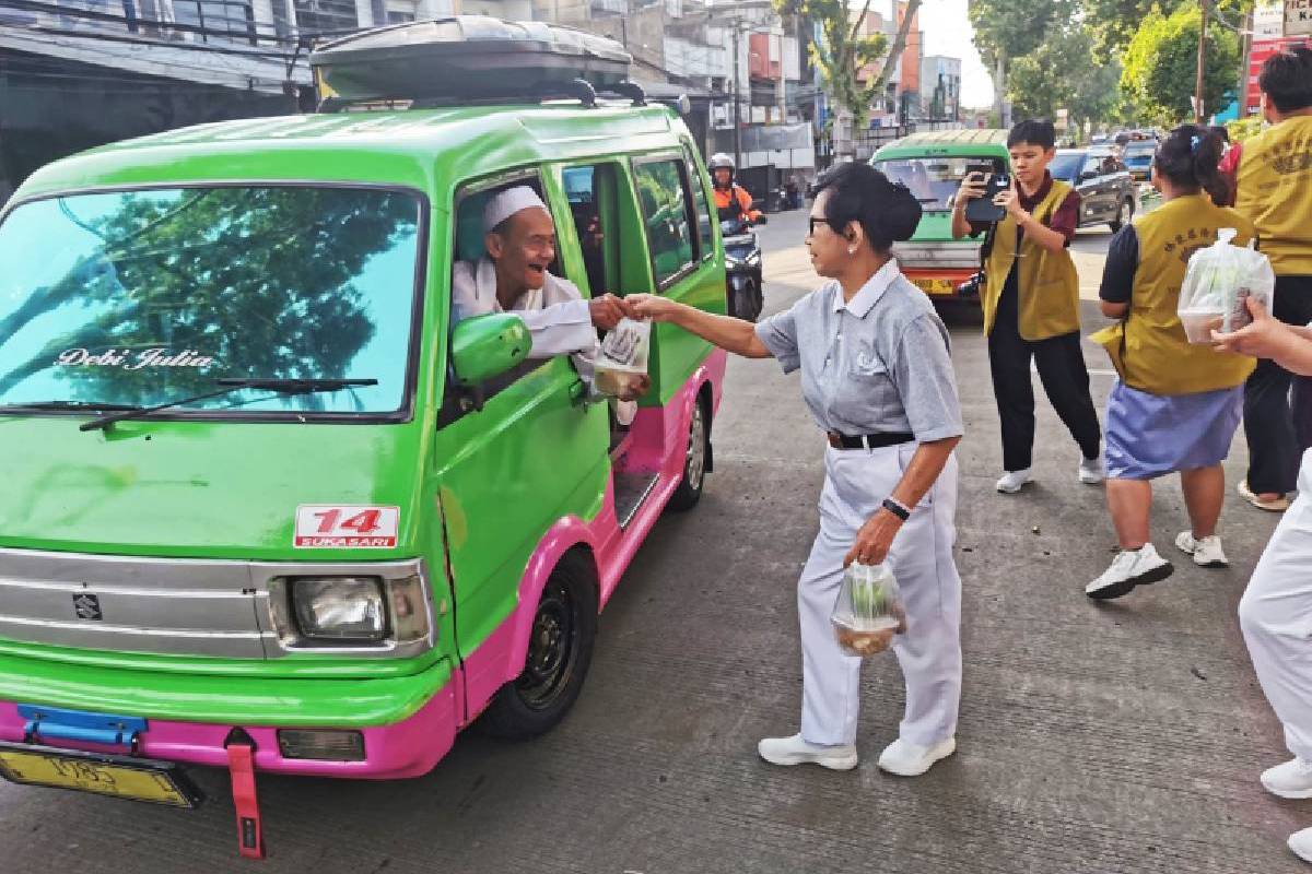 Merekatkan Hubungan Umat Beragama Dengan Berbagi Takjil