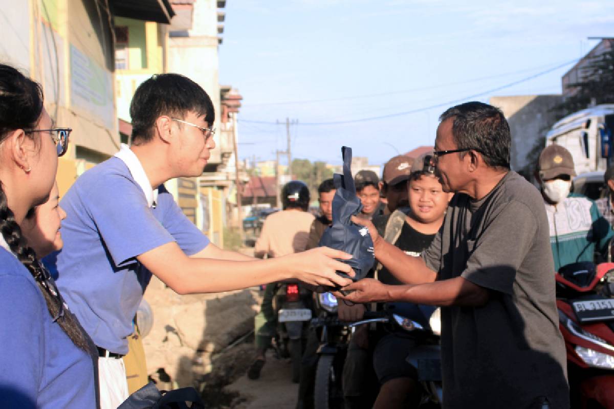 Menebar Kepedulian di Tengah Bencana, Tzu Ching Bagikan Takjil di Aceh Tamiang