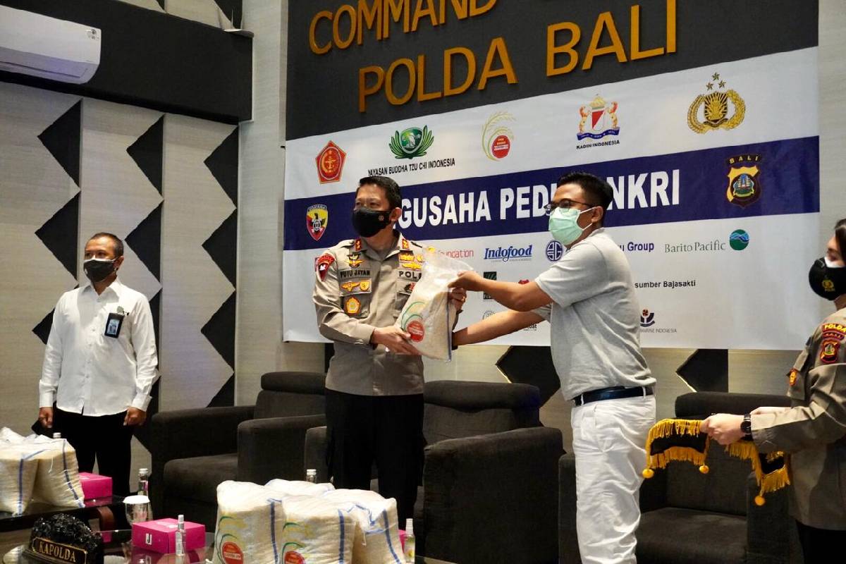 Seratus Ribu Paket Bantuan Beras dari Tzu Chi dan Pengusaha Peduli NKRI Untuk Warga Bali 