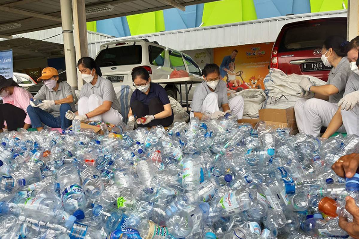 Menebar Cinta Kasih dalam Segenggam Sampah