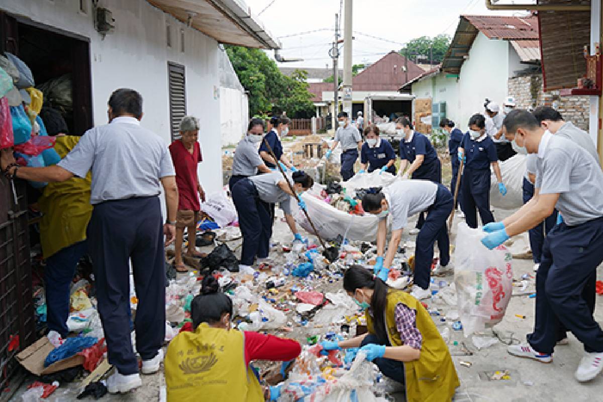 Membersihkan Rumah Oma Haw Lie Tjoan 