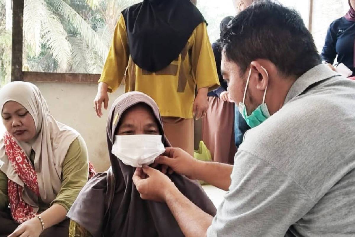 Hujan Dirindukan, Tzu Chi Bagikan Masker di Tengah Asap dan Debu Kalimantan