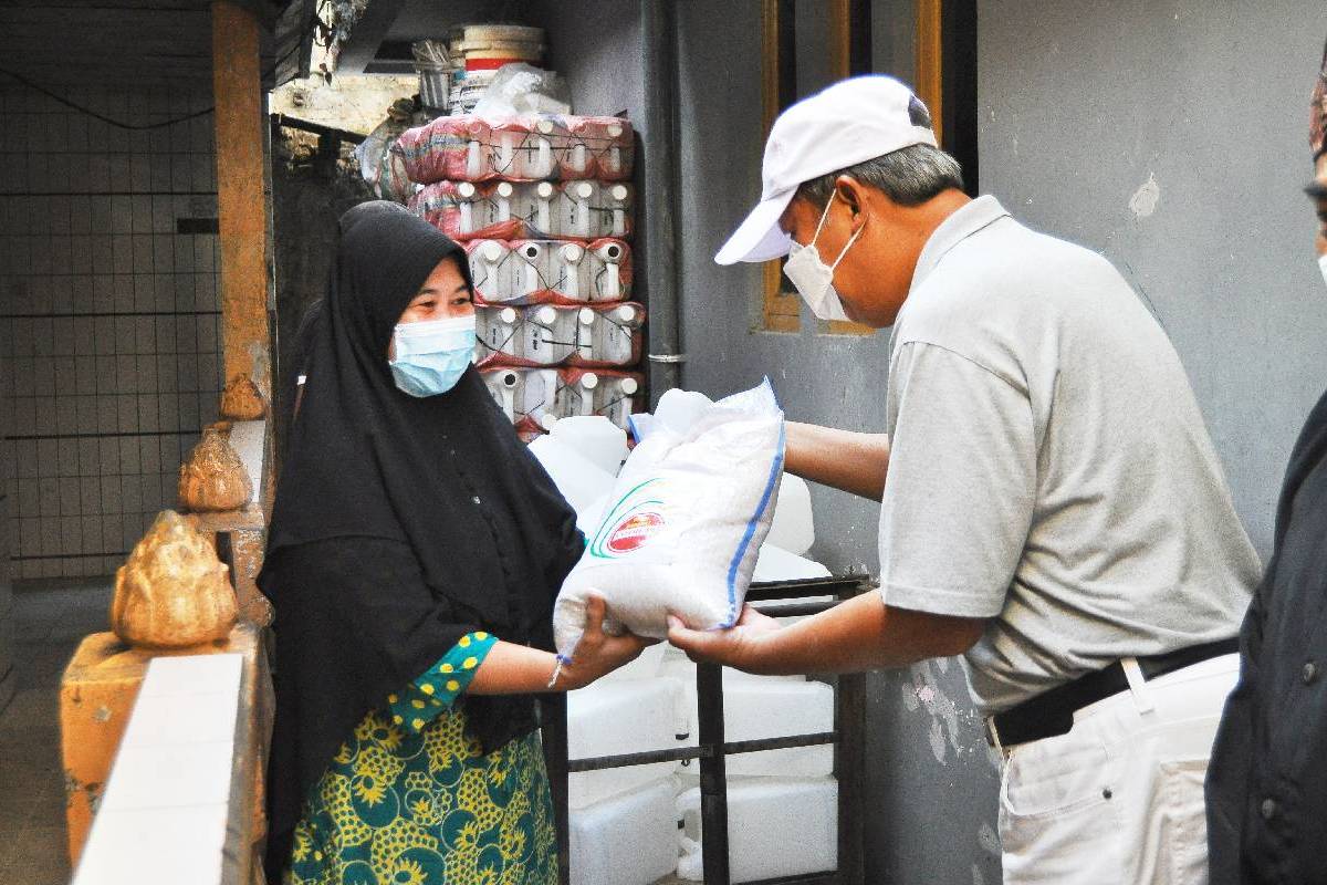 Bantuan Beras dan Masker Medis untuk 24 Kelurahan di Kota Bandung