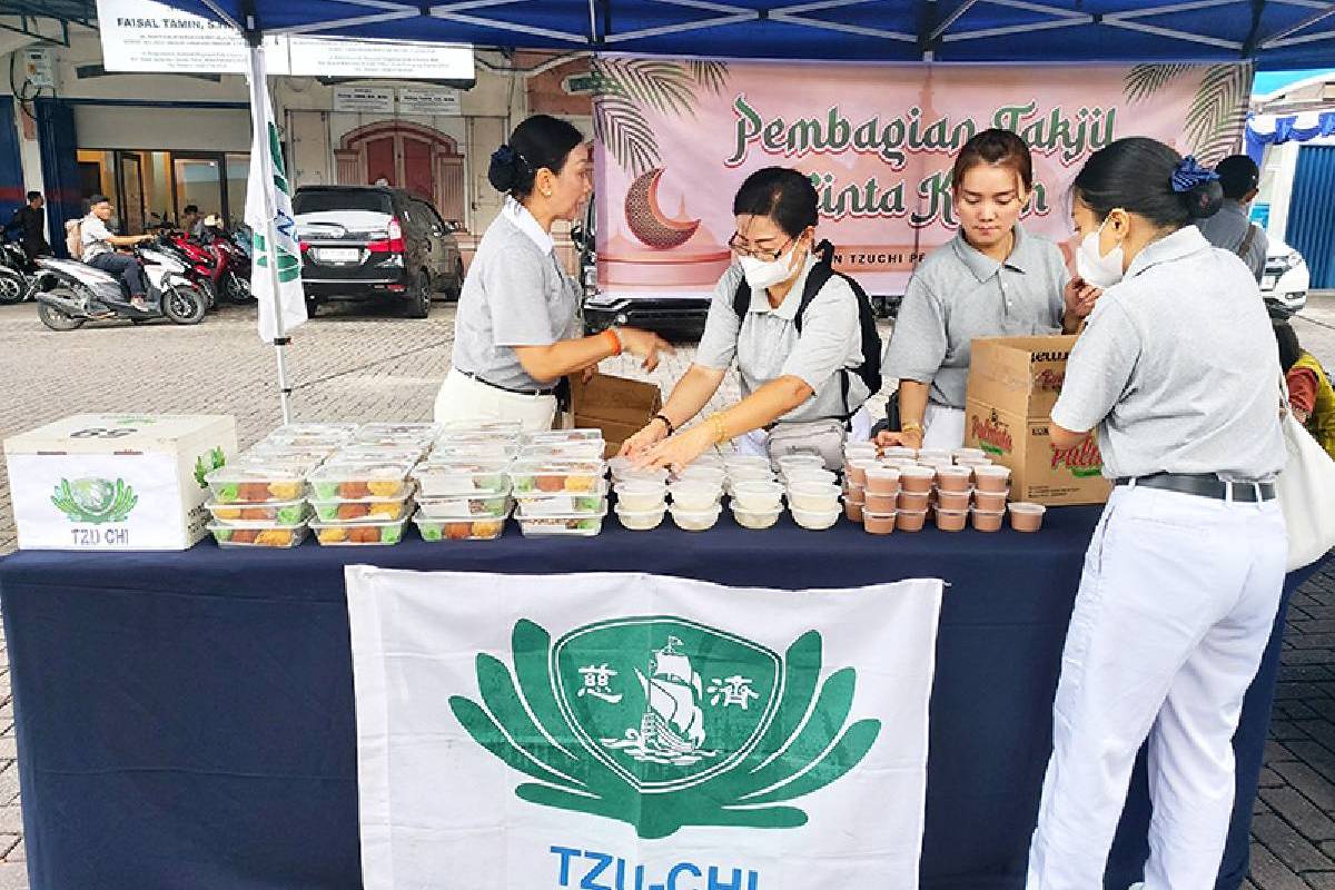 Relawan Tzu Chi di Pematang Siantar Berbagi Takjil Cinta Kasih 