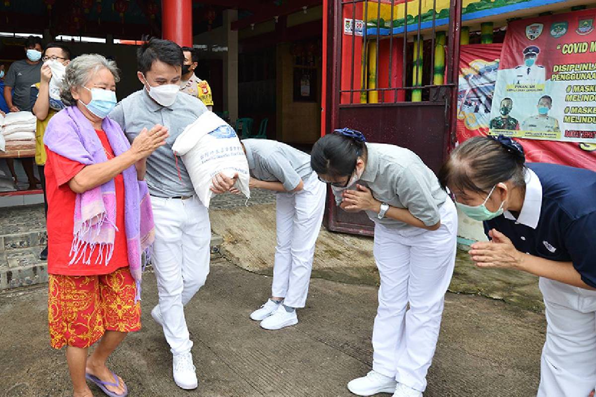 Berbagi Kebahagiaan dengan Paket Beras Imlek