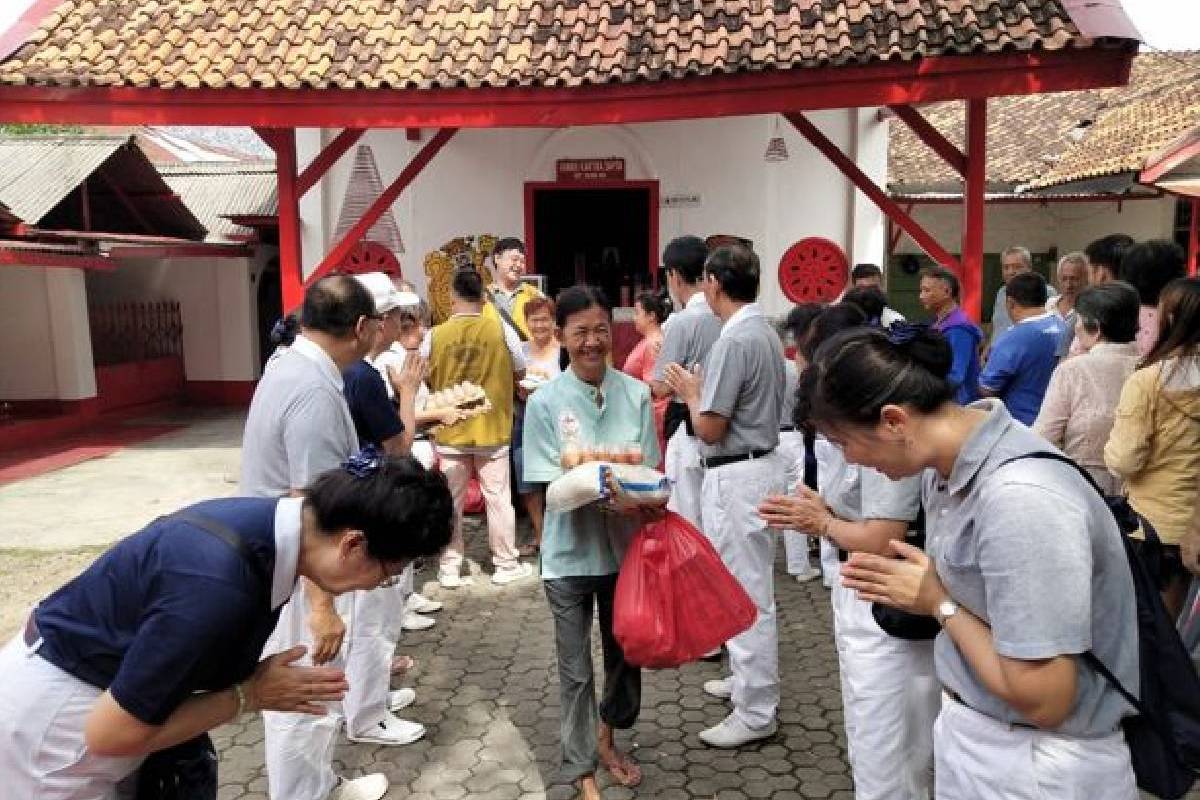 Berbagi Kasih Melalui Pembagian Paket Imlek