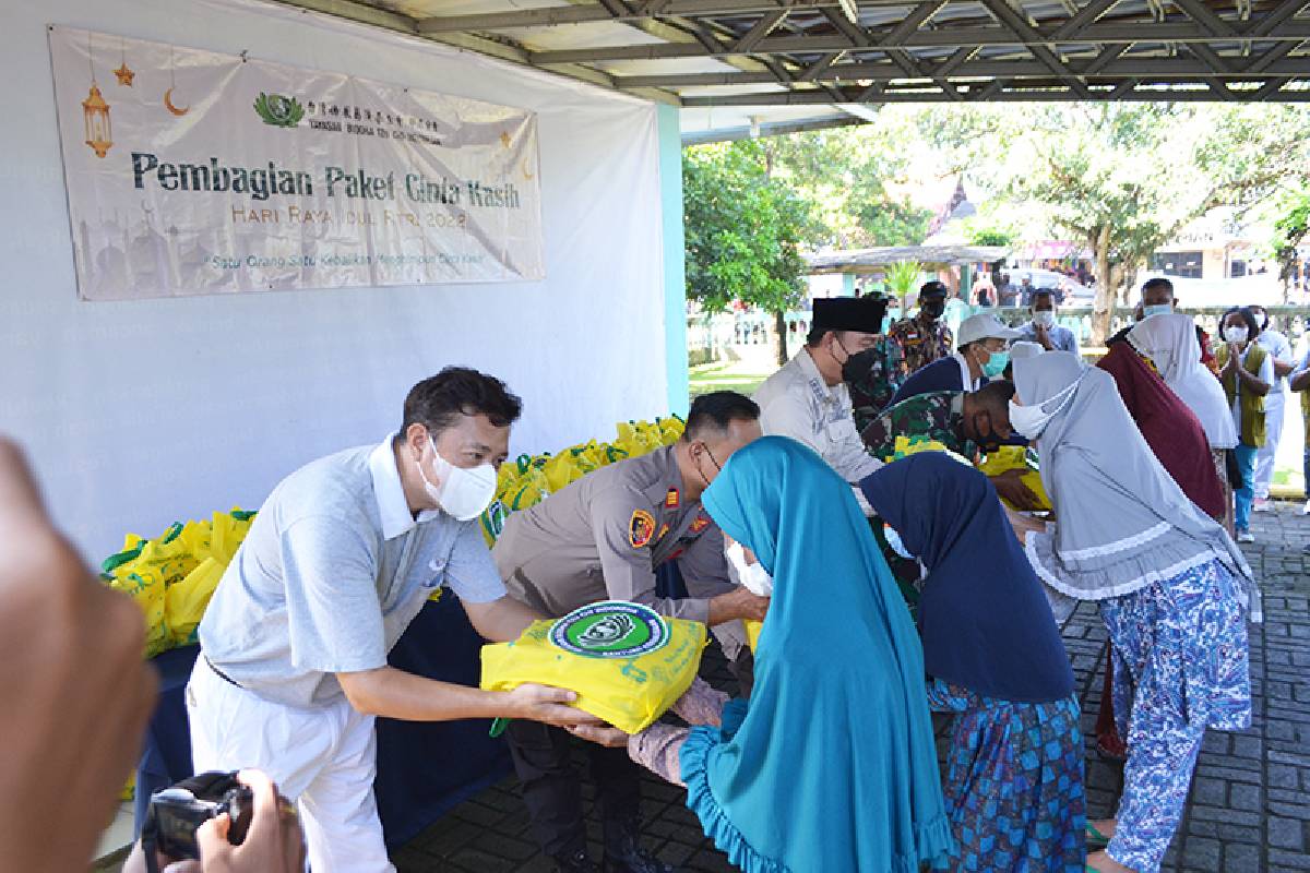 Paket Lebaran 2022: Warga Pebayuran Bekasi Terima 850 Paket untuk Sambut Lebaran