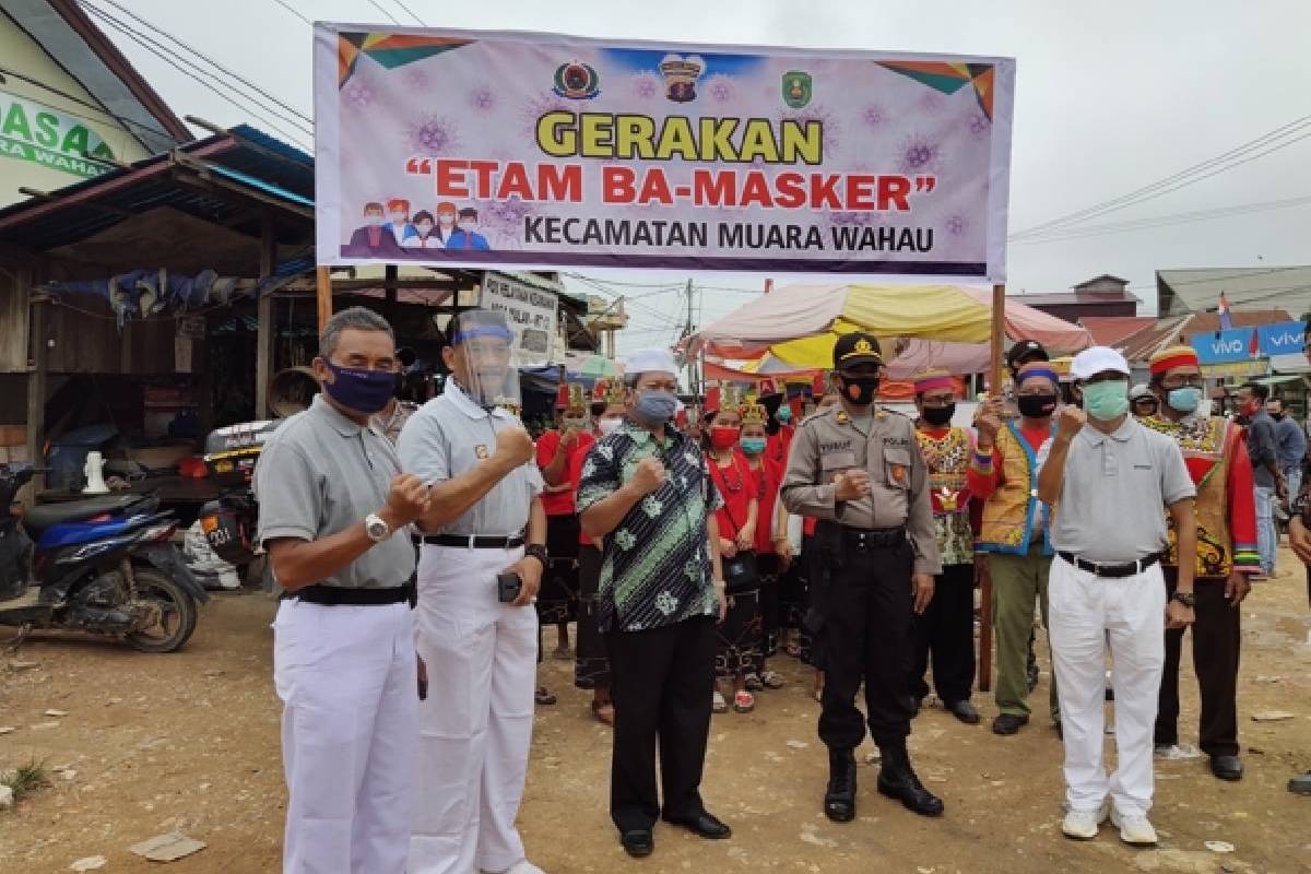Masker Kain untuk Warga Muara Wahau di Kalimantan Timur 
