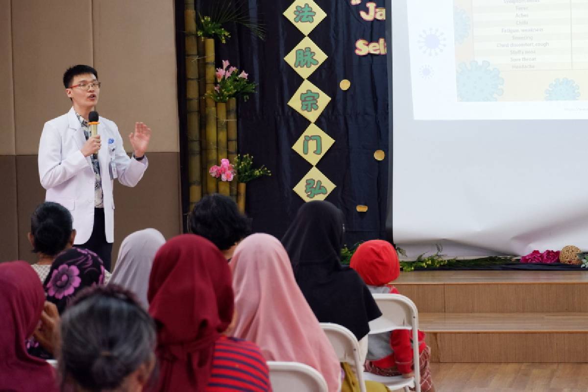 Tak Hanya Salurkan Bantuan, Relawan di Hu Ai Cengkareng Timur Juga Sampaikan Edukasi Bahaya Super Flu