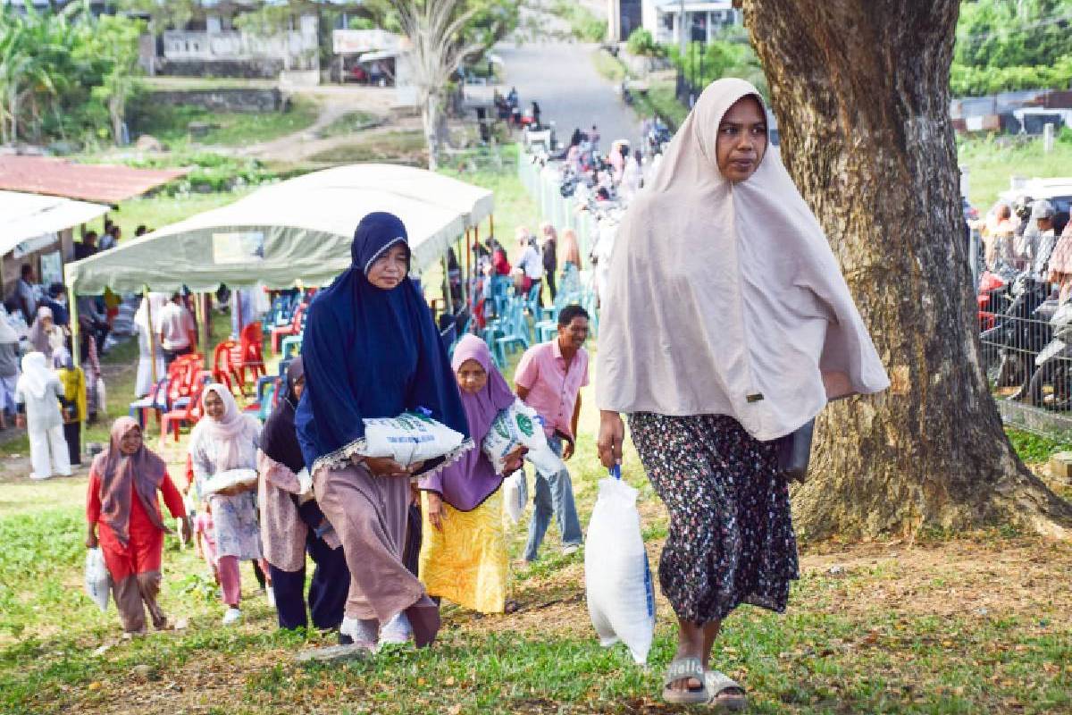 Relawan Tzu Chi Salurkan 2,5 Ton Beras bagi Warga Neuheun