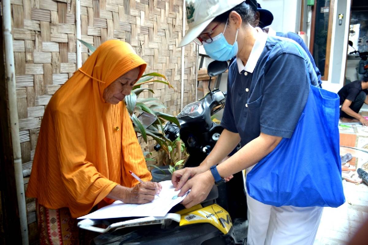 Kebahagiaan Nenek Andi dan Sembilan Warga Kamal Muara yang Sebentar Lagi Rumahnya Dibedah 