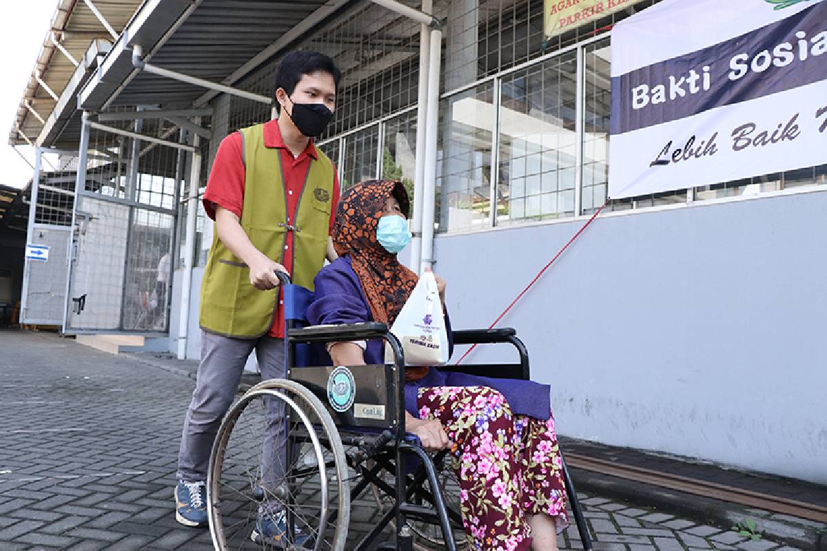 Perhatian untuk Warga Lanjut Usia di Cibuntu, Bandung