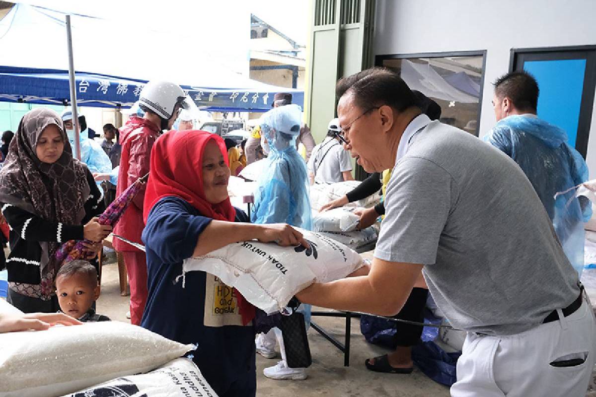 Indahnya Berbagi, Tzu Chi Salurkan 1.329 Paket Lebaran di Muara Angke