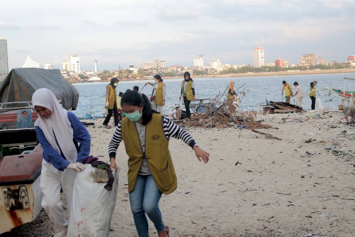 Tzu Ching Makassar Bersih-bersih Pantai, Contohkan Hidup Cinta Keindahan