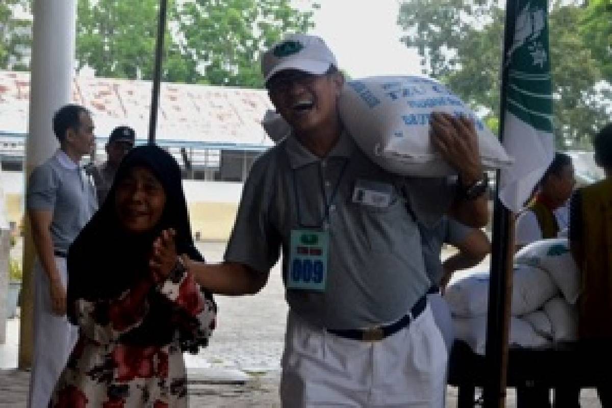 Jalinan Jodoh dengan Masyarakat Tebing Tinggi Melalui Pembagian Beras Cinta Kasih