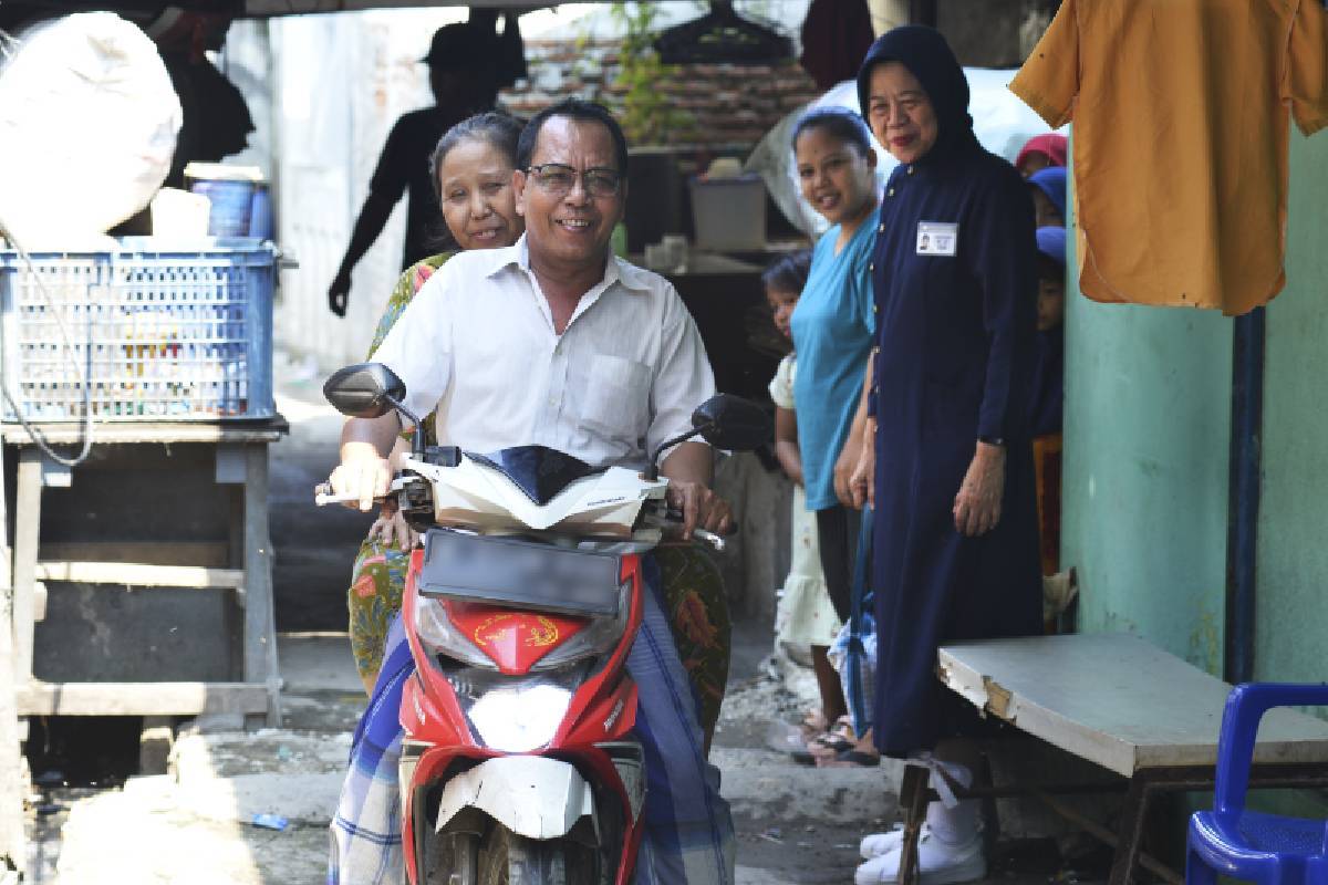 Bahagianya Karsam Mendapat Kacamata Baru 