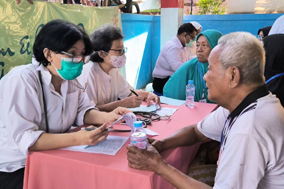 Menebar Kasih dan Perhatian bagi Lansia, Baksos Degeneratif di Penjaringan