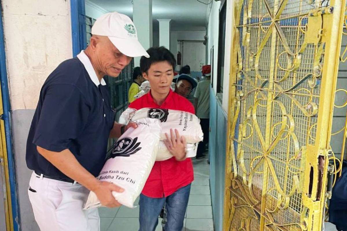 Berbagi Berkah Menyambut Natal di Sekolah Genesaret