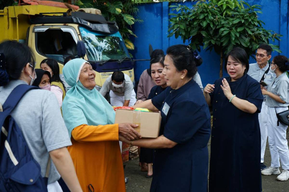 Tzu Chi Bagikan Paket Sembako Cinta Kasih di Kelurahan 13 Ilir dan 14 Ilir