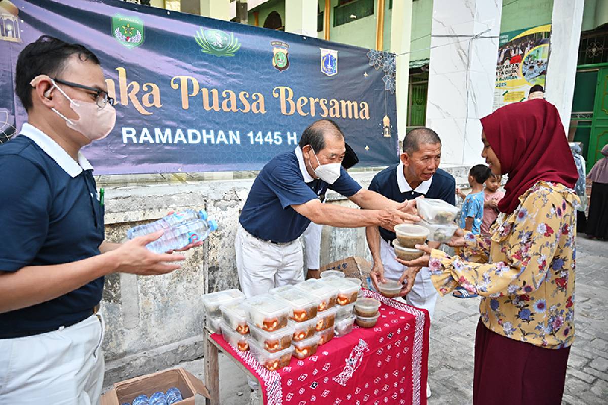 Berbagi Penganan Berbuka Puasa di Kapuk Muara