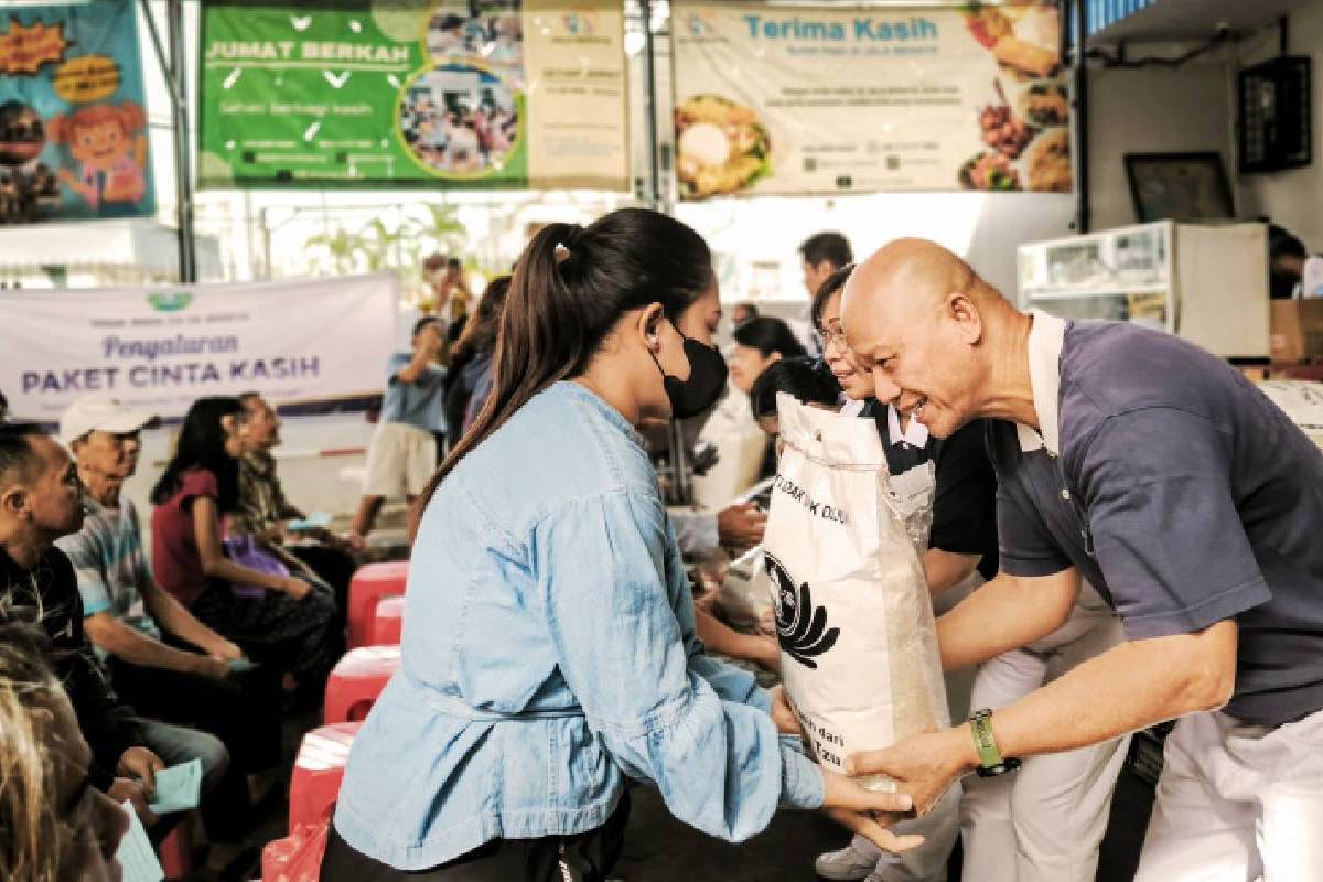 Tzu Chi Tebar Kasih Natal di GBI Amanat Agung