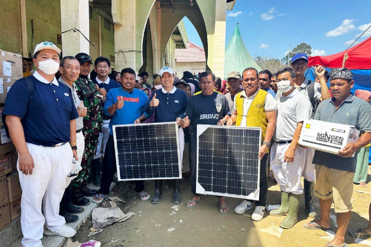 Banjir Sumatera: Salurkan Bantuan Menembus Hamparan Puing dan Debu yang Menyesakkan