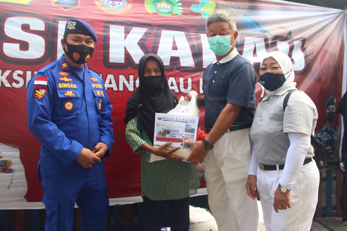 Tzu Chi Karimun Bagikan 350 Karung Beras untuk Warga Karimun