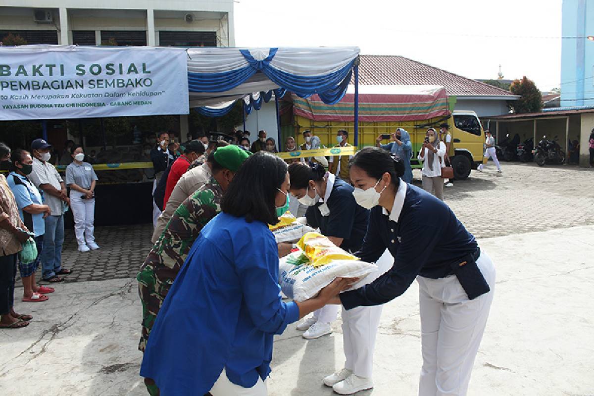 Pembagian Paket Cinta Kasih Menjelang Natal dan Tahun Baru