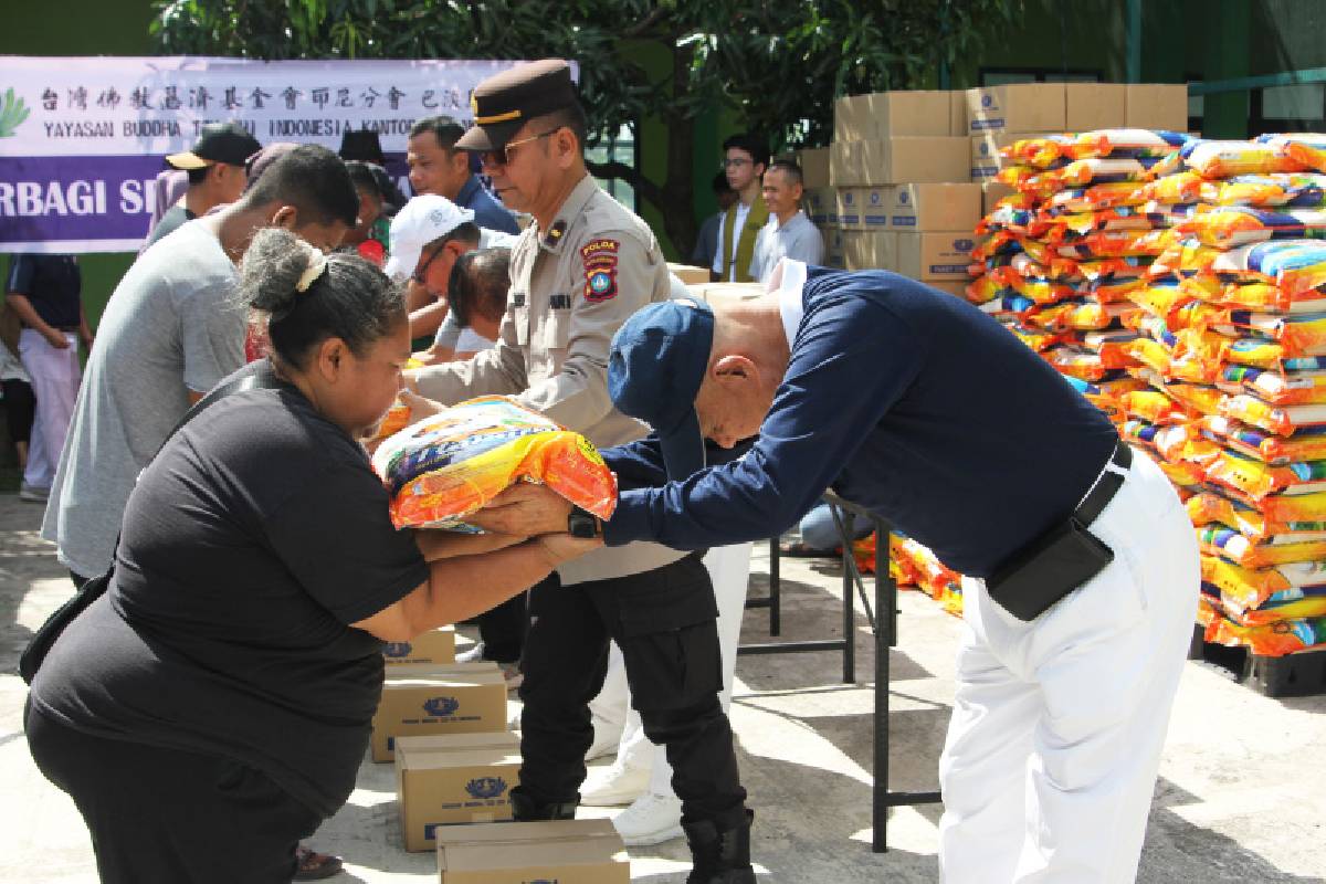 Menebar Kepedulian di Bulan Ramadan, Relawan Tzu Chi Batam Bagikan 277 Paket Sembako