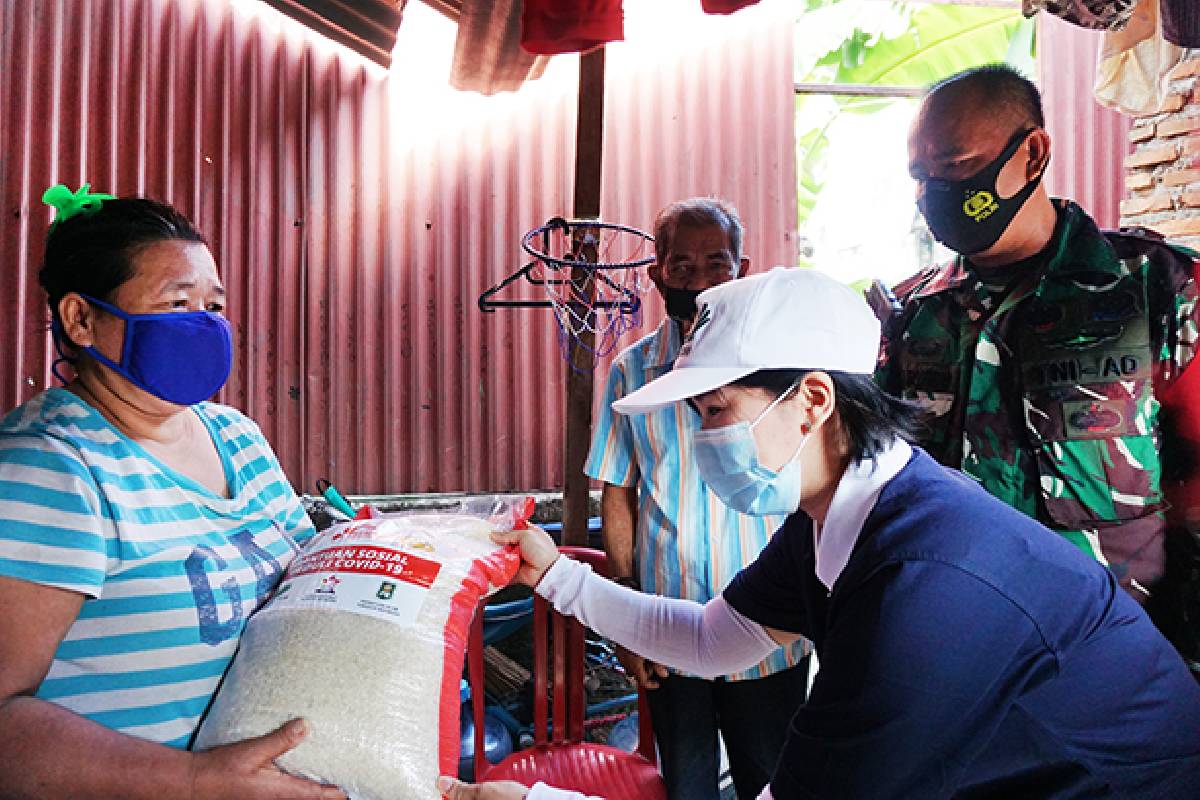 Kebahagiaan Warga Sungai Bambu Menerima Bantuan Sosial Peduli Covid-19