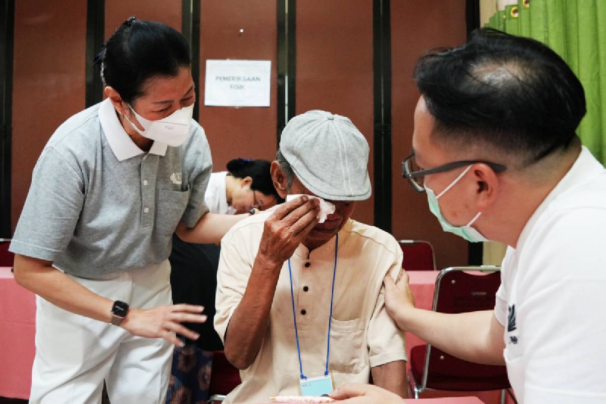 Pelayanan dengan Hati, Menghadirkan Kehangatan bagi Lansia di Kamal Muara