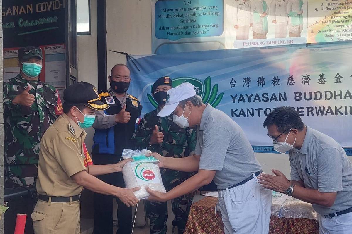 Pembagian Beras PPKM Darurat di Cisaranten